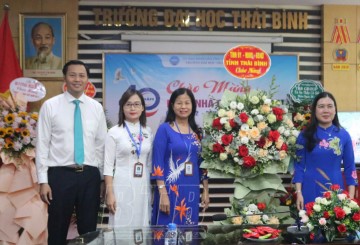 Đồng chí Trần Thị Bích Hằng, Phó Chủ tịch UBND tỉnh chúc mừng cán bộ, giáo viên Trường Đại học Thái Bình